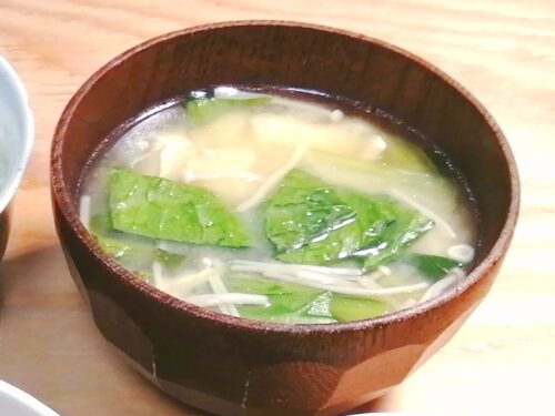 小松菜、きのこ、油揚げのお味噌汁
