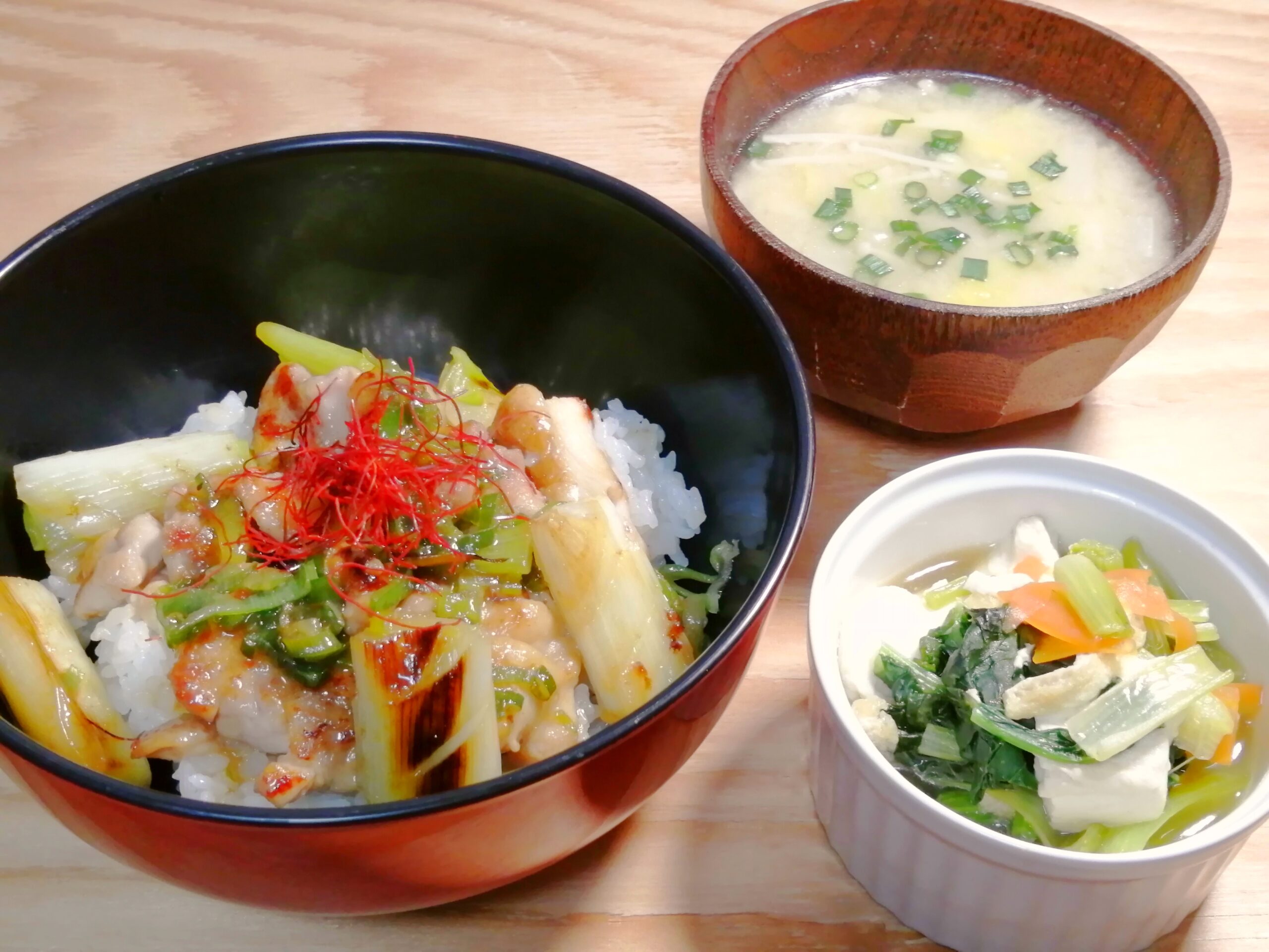 焼き鳥丼と小松菜豆腐の煮びたし定食