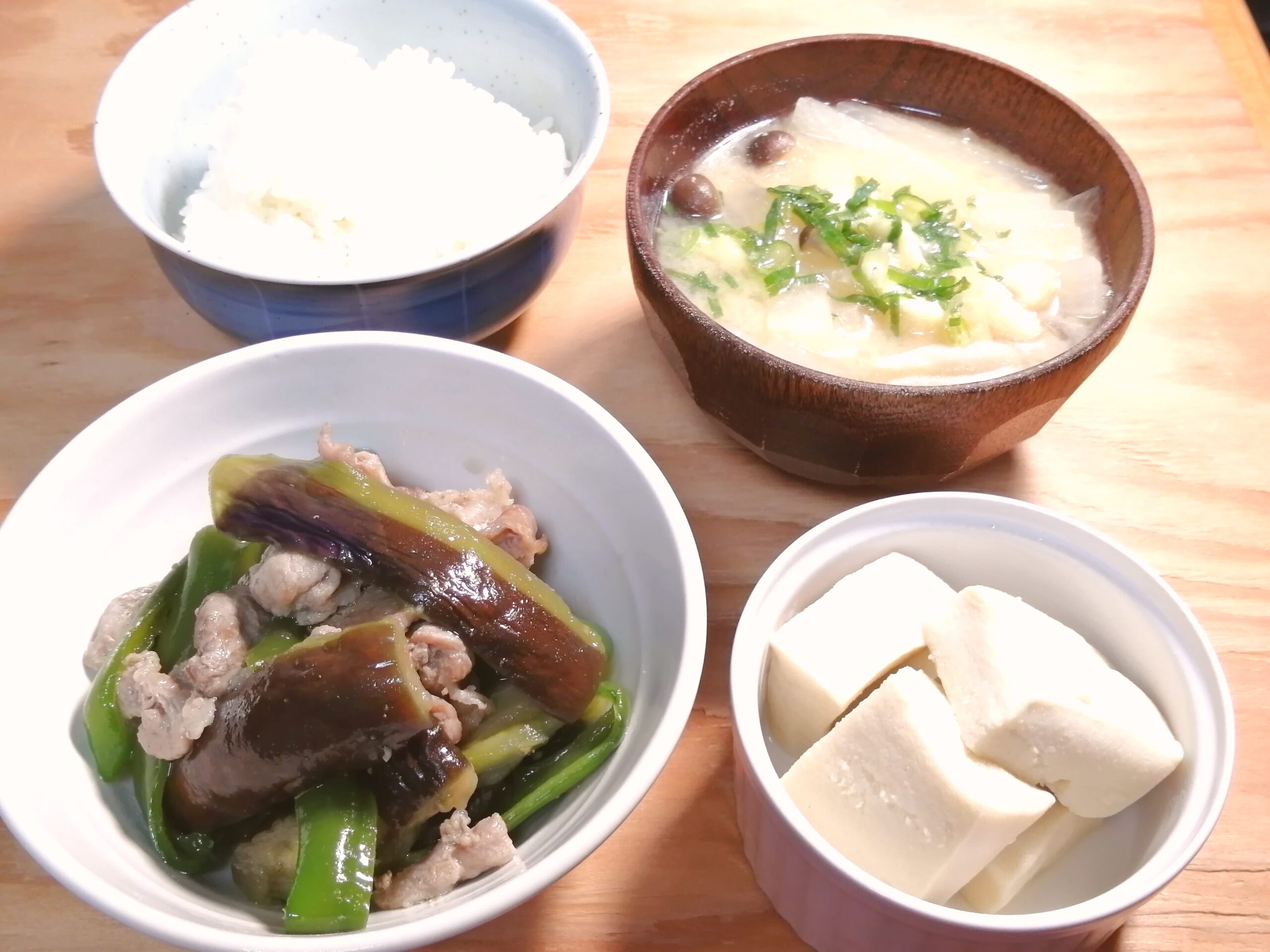 なすの中華炒めとめんつゆで高野豆腐の含め煮定食の写真