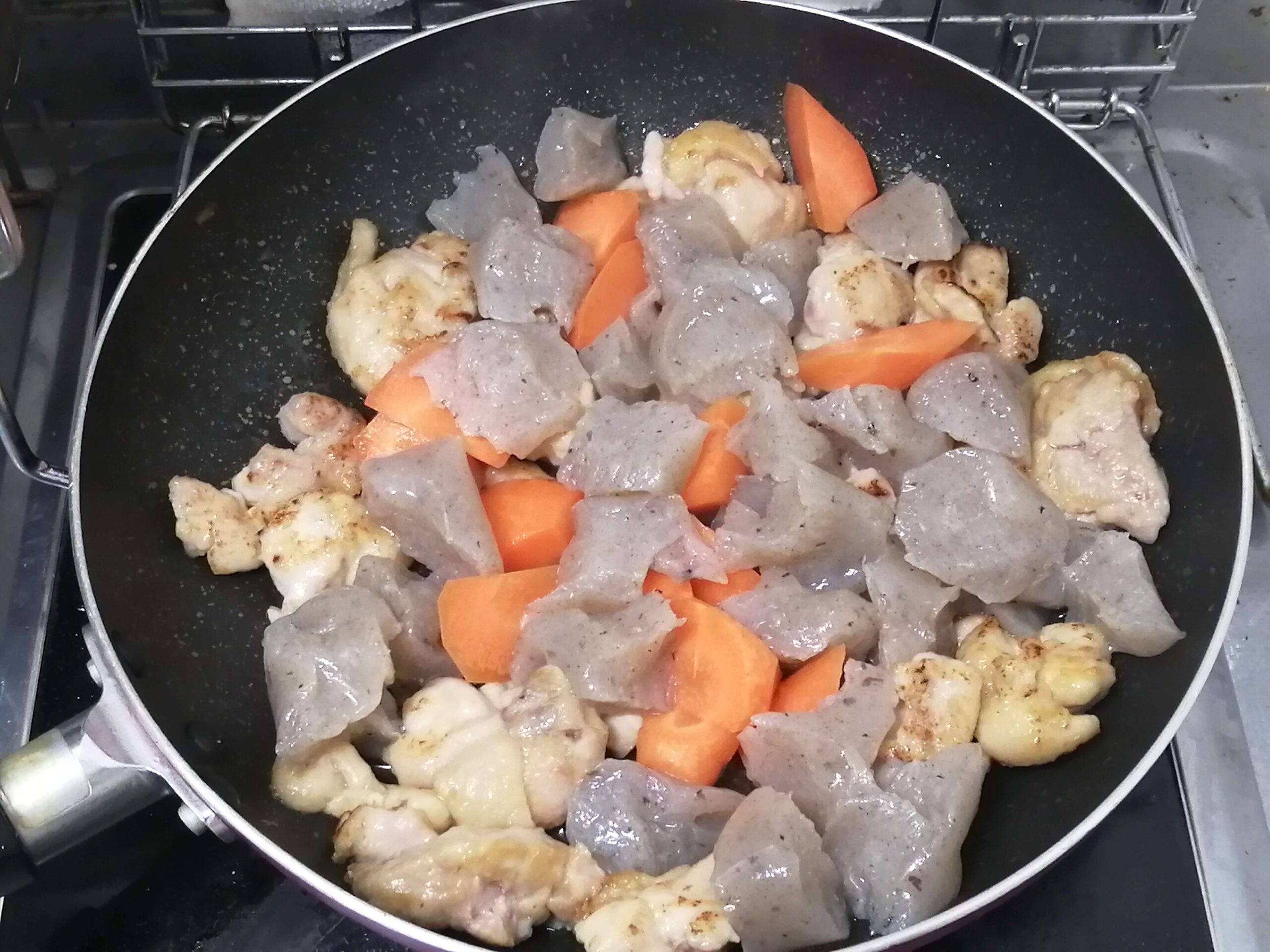 里芋と鶏肉の煮物、炒め方写真