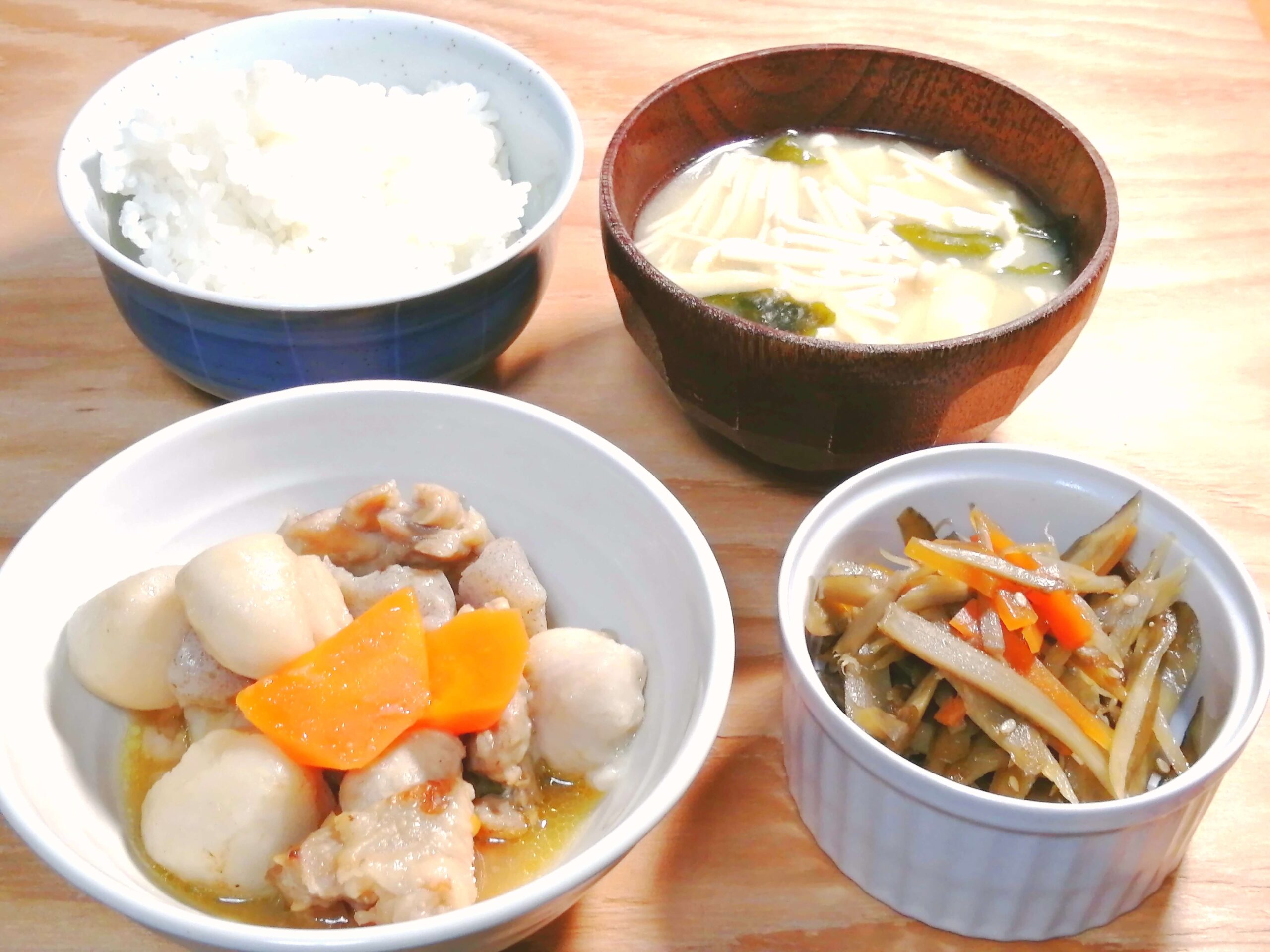 めんつゆで里芋と鶏肉の煮物とごぼうの軟らか金平定食、写真
