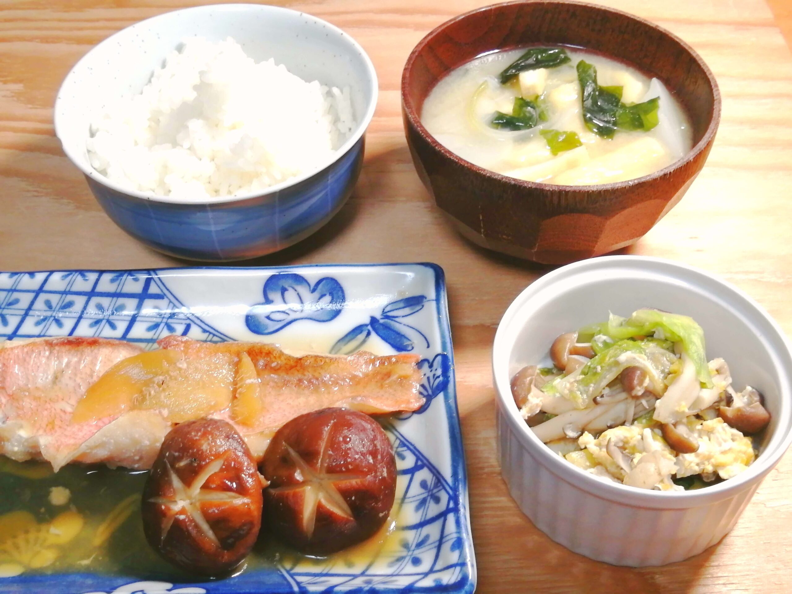 めんつゆで赤魚の煮付とレタスの卵とじ定食